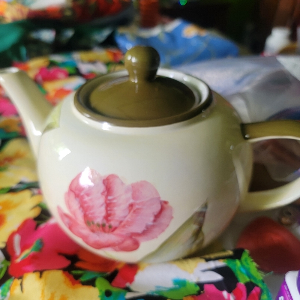 Style eyes tea pot from Baum brothers.